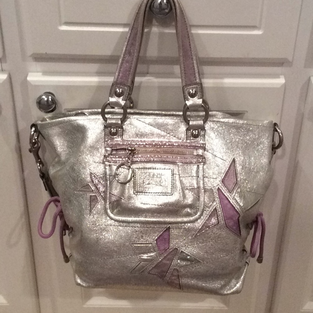 MAKE ME AN OFFER! COACH POPPY SILVER METALLIC LEATHER STARS SPOTLIGHT BAG